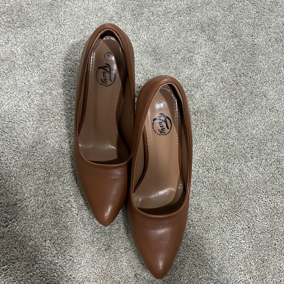 Pointed Toe Heels - Picture 3 of 4